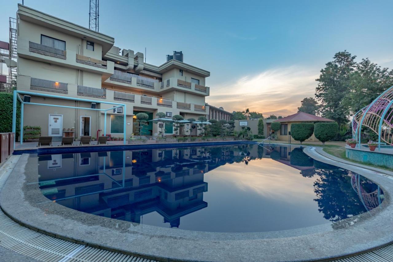 Downtown Resorts Nh8 Dhāruhera Buitenkant foto