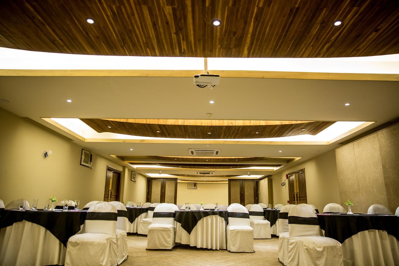 Downtown Resorts Nh8 Dhāruhera Buitenkant foto